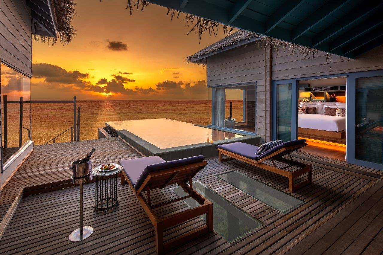Raffles Maldives Meradhoo - مسكن عائم يمكنك من مشاهدة غروب الشمس مع حمام سباحة
